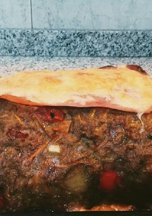 Una foto de Pastel de carne relleno de jamón, queso y albahaca