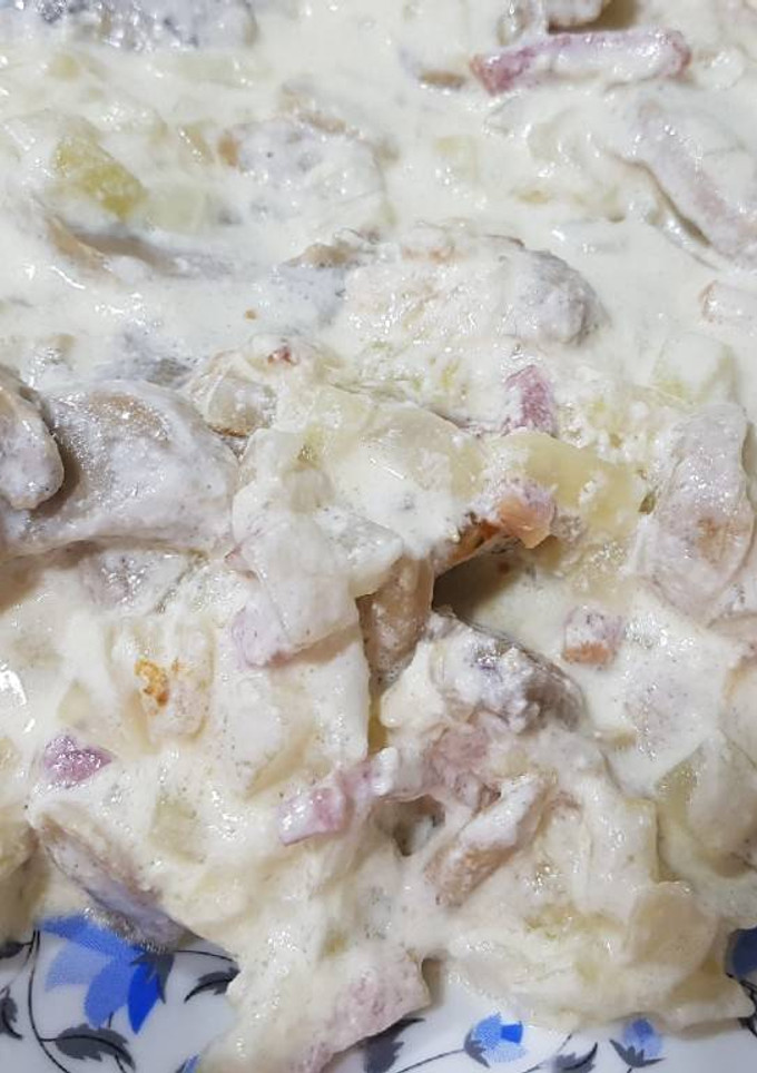 Una foto de Pechuga de pollo con salsita y patatas😋🍴