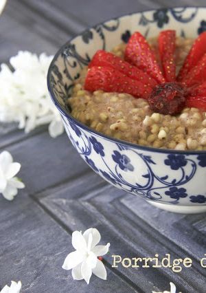 Une photo de Porridge de sarrasin aux fraises