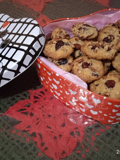 Una foto de Galletas de jengibre y canela con nuez y arándanos