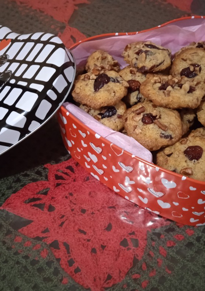Una foto de Galletas de jengibre y canela con nuez y arándanos