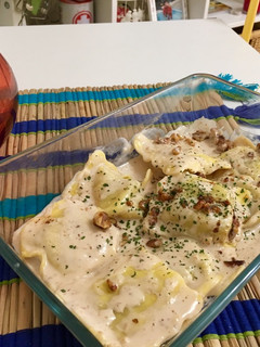 Una foto de Ravioli de ricotta y queso de Cabra con salsa de foie y nueces
