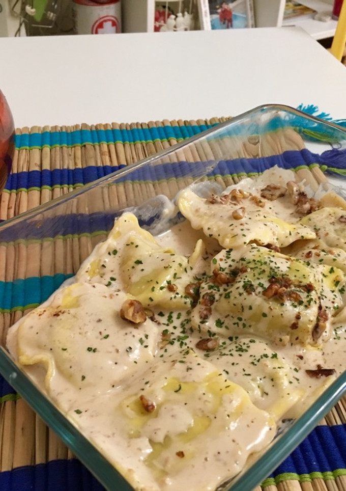 Una foto de Ravioli de ricotta y queso de Cabra con salsa de foie y nueces