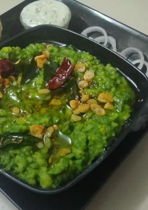 લસુની પાલક ખીચડી (Lasuni Palak Khichdi Recipe In Gujarati) રેસીપી મુખ્ય ફોટો