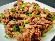 A picture of scallions thinly sliced