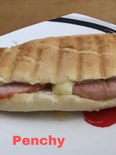 Una foto de Bocata caliente con lomo adobado y queso brie