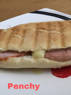 Una foto de Bocata caliente con lomo adobado y queso brie