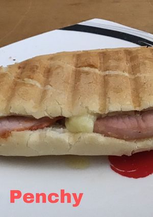 Una foto de Bocata caliente con lomo adobado y queso brie