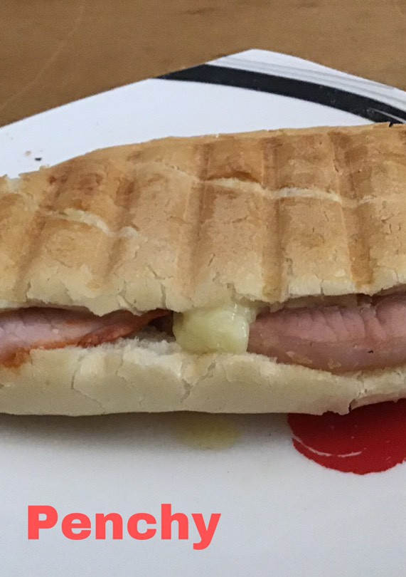Una foto de Bocata caliente con lomo adobado y queso brie