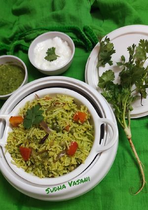 હરીયાળી પુલાવ (Hariyali Pulao Recipe In Gujarati) રેસીપી મુખ્ય ફોટો