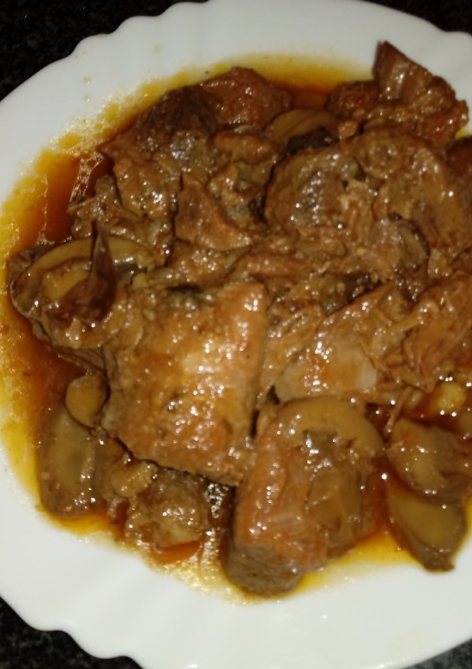 Una foto de Jabalí picantón con champiñones en la olla gm g