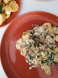 Tortellini de espinaca con salsa de berros y champiñones/setas
