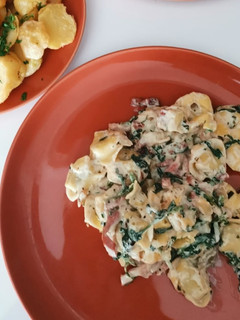 Una foto de Tortellini de espinaca con salsa de berros y champiñones/setas