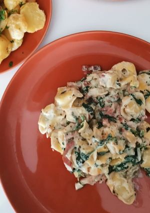 Una foto de Tortellini de espinaca con salsa de berros y champiñones/setas