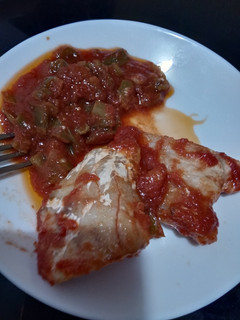 Una foto de Bacalao con fritada de tomate y pimiento verde