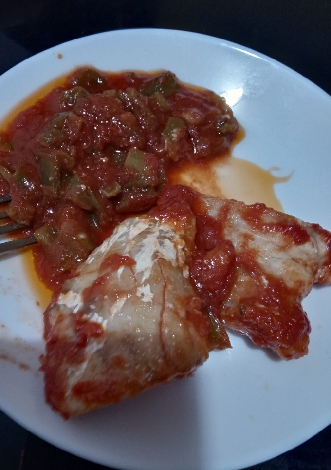 Una foto de Bacalao con fritada de tomate y pimiento verde