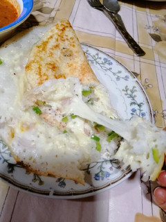 મોઝરેલા ચીઝ ઢોંસા (Mozzarella Cheese Dosa Recipe In Gujarati) રેસીપી મુખ્ય ફોટો