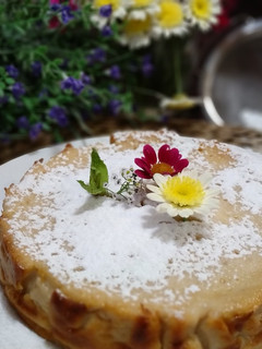 Una foto de Tarta horneada de queso fresco y membrillo