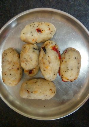 A picture of Rice kozhukattai.