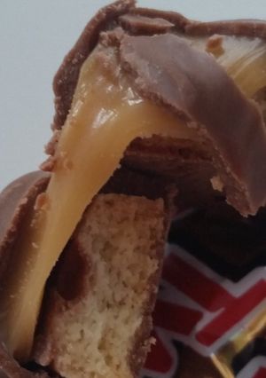 Φωτογραφία της συνταγής Σοκολατάκια TWIX με μπισκότο, καραμέλα και επικάλυψη σοκολάτας