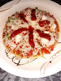 ભાખરી પીઝા (Bhakhri Pizza Recipe In Gujarati) રેસીપી મુખ્ય ફોટો