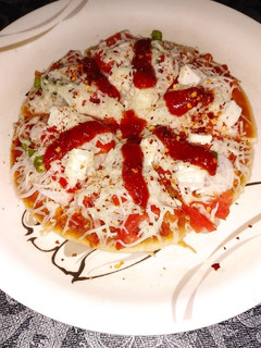 ભાખરી પીઝા (Bhakhri Pizza Recipe In Gujarati) રેસીપી મુખ્ય ફોટો