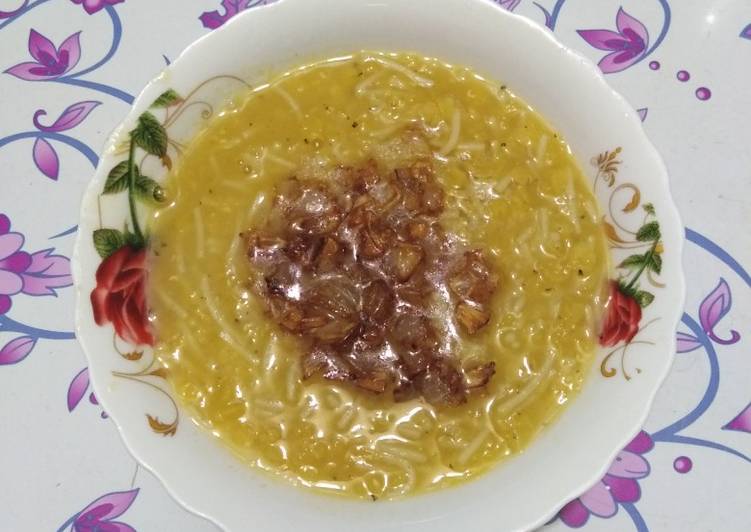 شوربة عدس مع البصل المقرمش