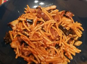 Una foto de Fideos con secreto ibérico, panceta, setas y trufa negra
