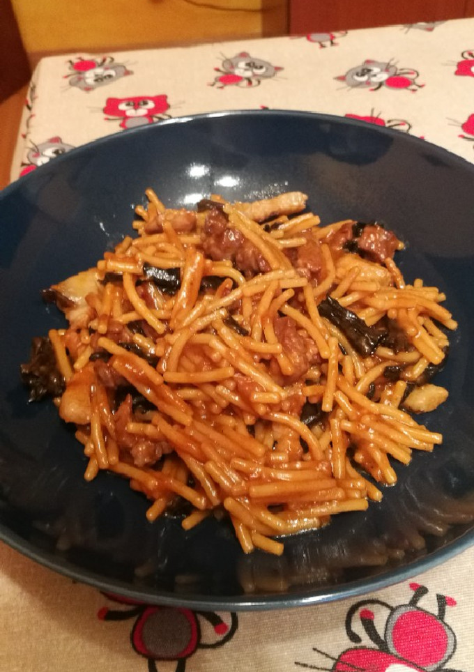 Una foto de Fideos con secreto ibérico, panceta, setas y trufa negra