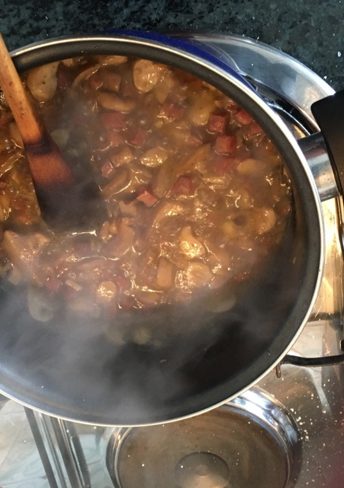 Una foto de Macarrones con salsa de setas y jamón