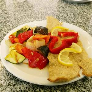 Filet de Merluza rebozada con verduras al horno