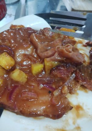 Una foto de Chuletas de cerdo hawaiana