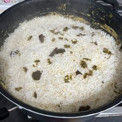 A picture of Hyderabadi chicken dum biryani.