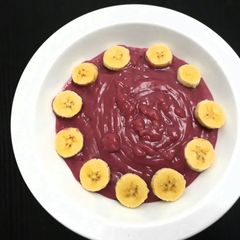 A picture of Zobo pap with banana.
