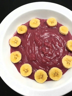 A picture of Zobo pap with banana.