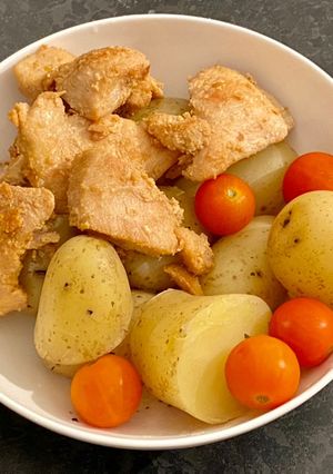 A picture of Jacket potatoes with chicken.