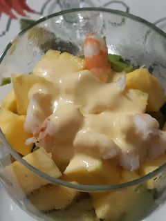Una foto de Ensalada de langostinos, aguacate y mango
