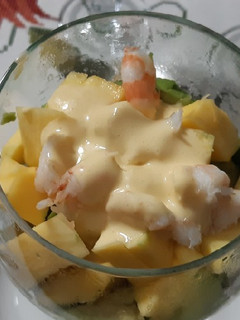 Una foto de Ensalada de langostinos, aguacate y mango