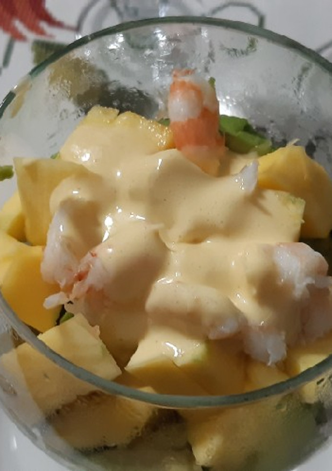 Una foto de Ensalada de langostinos, aguacate y mango