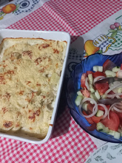 Foto de Bacalhau gratinado acompanhado de salada