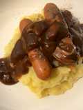 ไส้กรอกกับมันบดราดเกรวี่ซอส (Sausages and Mashed Potatoes with Sticky Onion Gravy Sauce)