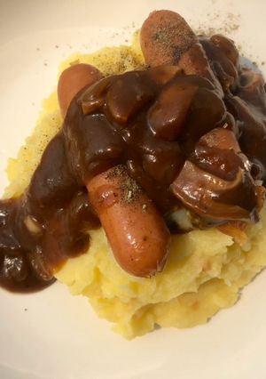 รูปของ ไส้กรอกกับมันบดราดเกรวี่ซอส (Sausages and Mashed Potatoes with Sticky Onion Gravy Sauce)