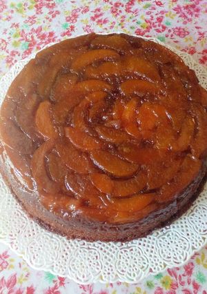 Una foto de Torta invertida de durazno
