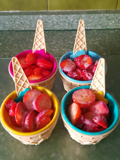 Una foto de Fresas con leche condensada