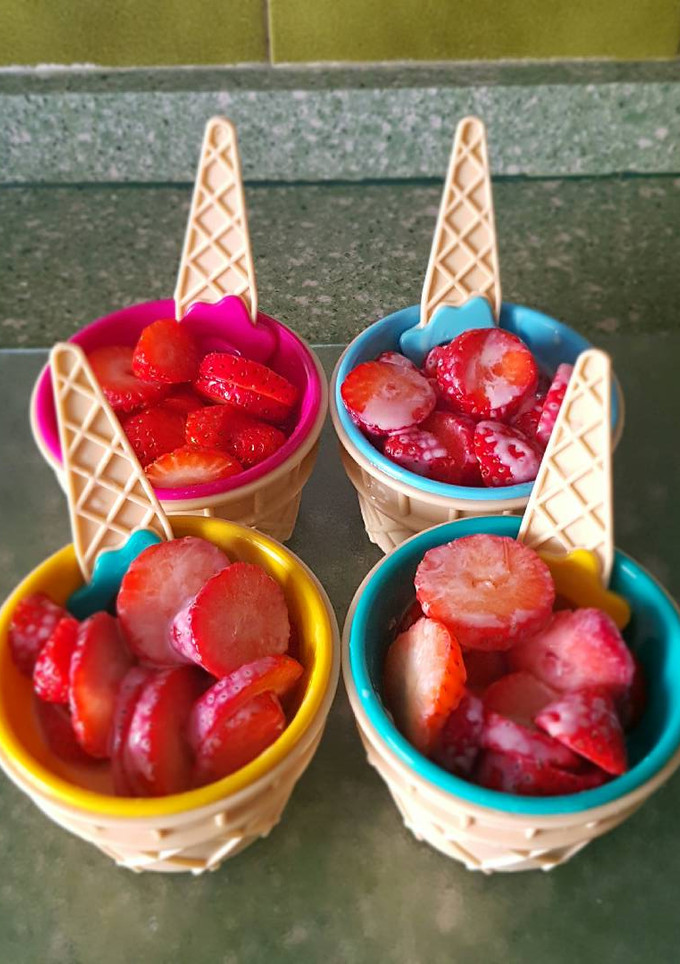 Una foto de Fresas con leche condensada