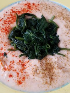 Una foto de Hummus con espinacas