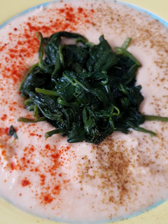 Una foto de Hummus con espinacas