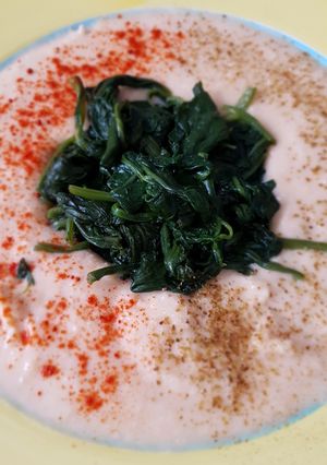 Una foto de Hummus con espinacas