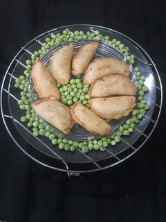 વટાણા ના ઘૂઘરા (Vatana Ghughra Recipe In Gujarati) રેસીપી મુખ્ય ફોટો