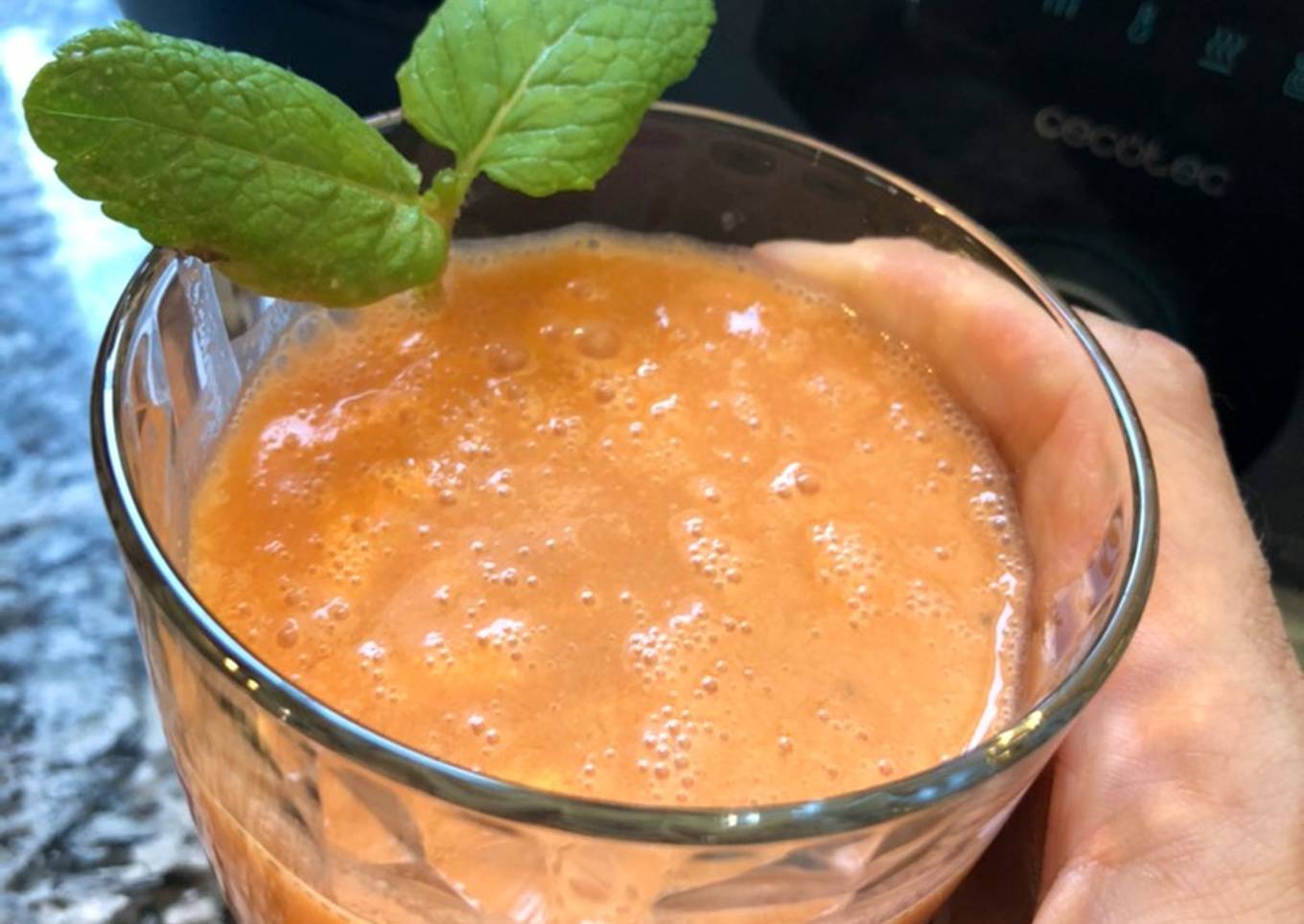 Gazpacho andaluz con robot Mambo Cecotec